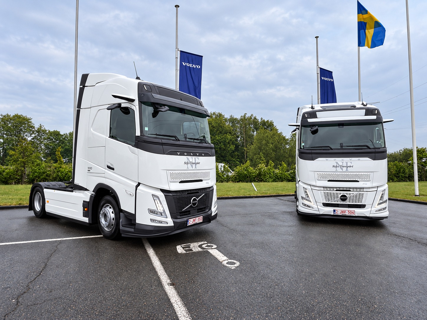Deux tracteurs Volvo blancs de Nefes Transport