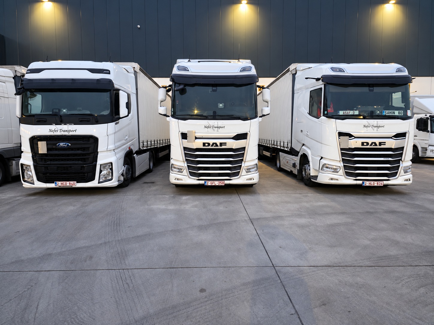 Les camions Ford et DAF de Nefes Transport au dépôt