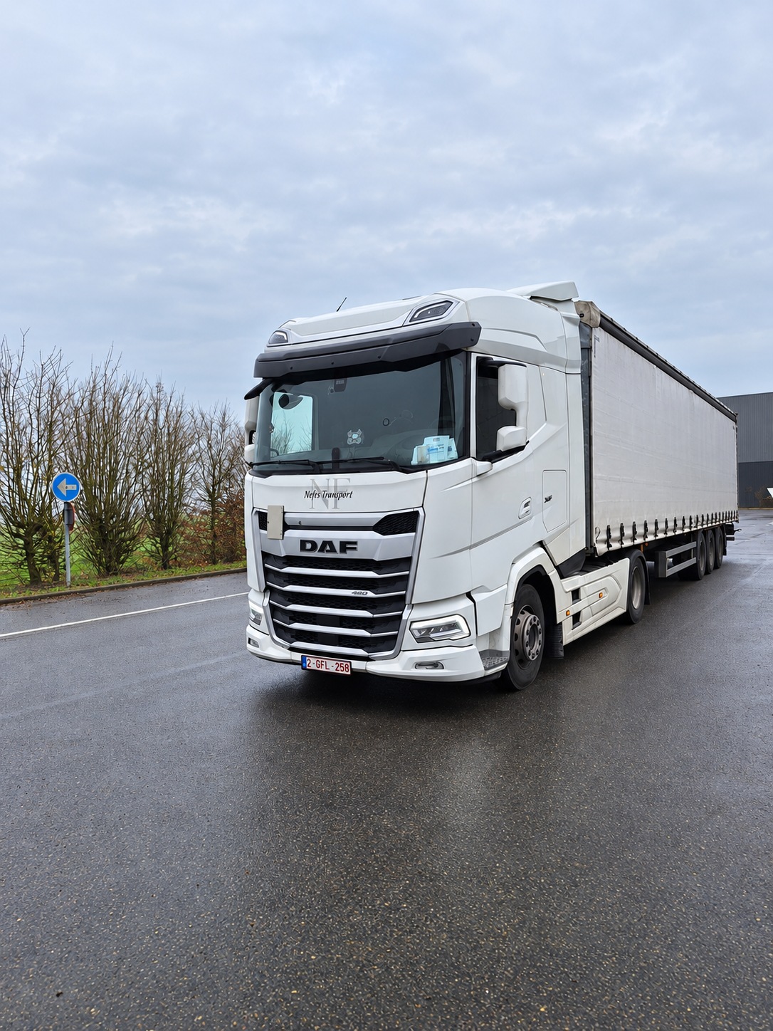Ensemble DAF avec semi-remorque bâchée